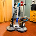 Speciální stroj na špičkové čištění podlah. Po jeho použití je správné ošetřit ochranným systémem.