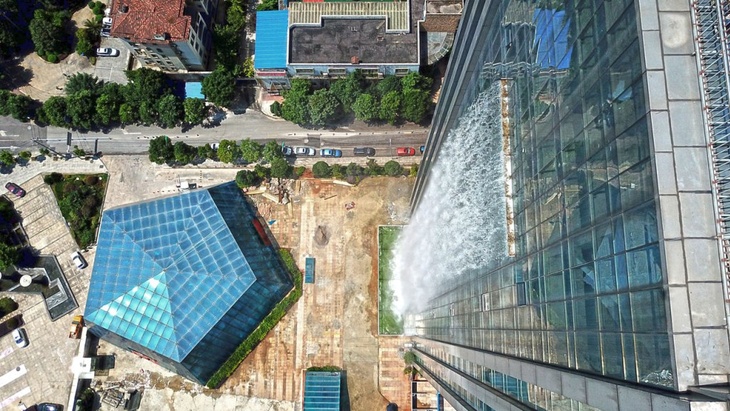 Největší umělý vodopád na světě je větší než Niagara. Ochlazuje mrakodrap