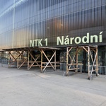 NTK - provizorní ochrana vchodu proti zranění padající tvarovkou © Petr Bohuslávek