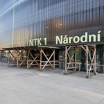 NTK - provizorní ochrana vchodu proti zranění padající tvarovkou © Petr Bohuslávek
