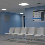 Jednotlivá oddělení, patra a komunikační chodby jsou barevně odlišeny a usnadňují tak pacientům orientaci snadno srozumitelnou grafikou piktogramů.
