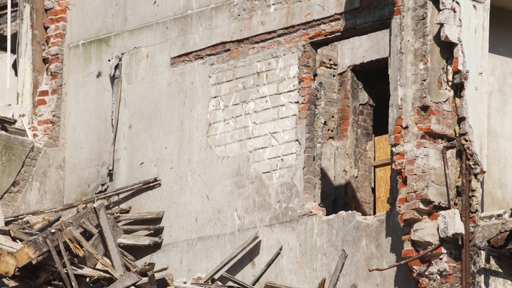 Ilustrační obrázek, fotolia.com - detailfoto Demolice bývalé sovětské ubytovny v Rokytnici se odkládá
