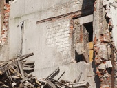 Demolice bývalé sovětské ubytovny v Rokytnici se odkládá