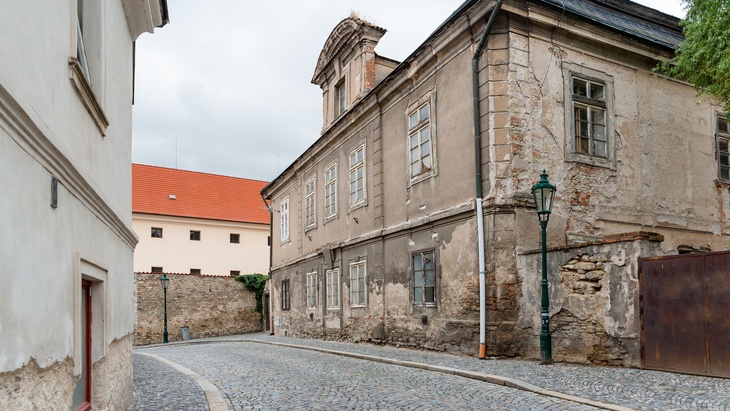 Ilustrační obrázek © fotolia.com, kurtov Ilustrační obrázek kasárna byty