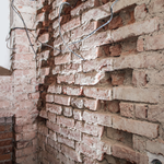 obr.11 - Obnažené pohledové zdivo toalety před opravou zdroj: Ateliér SLIM