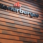 Fasádní systém Wienerberger vypadá jako keramické střešní tašky určené však na fasádu
