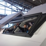 Velux: Střešní okno vystupuje nad rovinu střechy, tím lokálně zvyšuje podchodnou výšku v podkroví