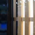 Detail: Dřevěný rošt je vložen do mezery mezi skly