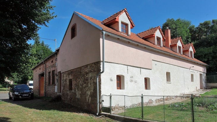 Radili jim vše zbourat. Rekonstrukce statku trvala 10 let, nyní mají krásné bydlení Radili jim vše zbourat. Rekonstrukce statku trvala 10 let, nyní mají krásné bydlení