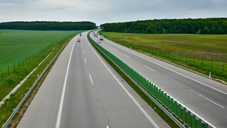 bikemp - fotolia.com Před 30 lety se začalo jezdit po D11, kdy bude celá, nikdo neví