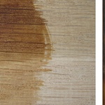 Obr. 4 vlevo A: Změna barvy a reakce s tříslovinami dubu hned po aplikaci penetračního nátěru obsahujícího nanočástice kovů (Poznámka: Viditelná výraznější reakce na jádrovém tmavším dřevě s vyšším obsahem extraktivních látek). vpravo B: Reakce a černání transparentního alkydového nátěru po 6 týdnech umělého urychleného stárnutí na základě ČSN EN 927-6
