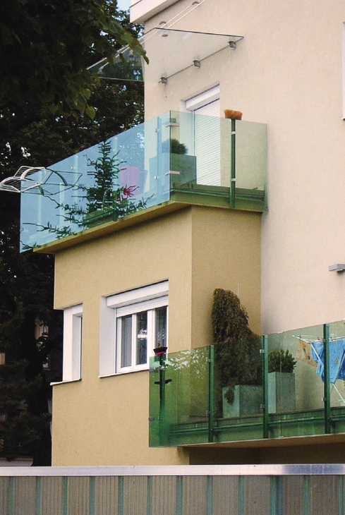 Balkonová zábradlí s plně nebo částečně reflexními plochami jsou nebezpečná (zdroj: Ptáci a skla, publikace ČSO)