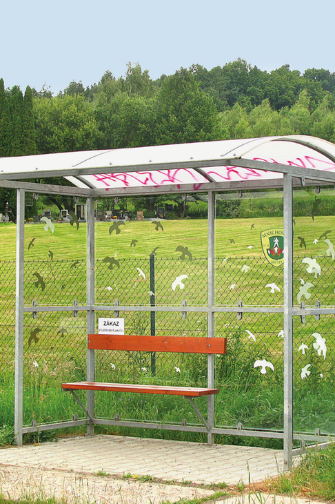Dobře zabezpečená autobusová zastávka  (zdroj: Ptáci a skla, publikace ČSO)