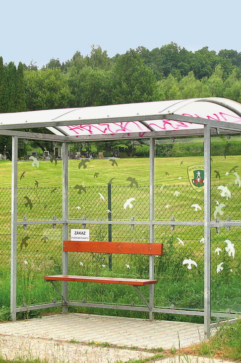 Dobře zabezpečená autobusová zastávka  (zdroj: Ptáci a skla, publikace ČSO)