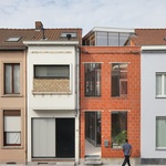 Rodinný dům na úzké parcele: Moderní bydlení se skrývá za původní fasádou Foto: Frans Parthesius