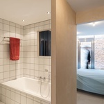 Rodinný dům na úzké parcele: Moderní bydlení se skrývá za původní fasádou Foto: Frans Parthesius