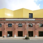 Textilní muzeum v Kortrijku, které vzniklo v bývalém skladišti z roku 1913 a svou zlatou střechou se stalo výrazným orientačním bodem.