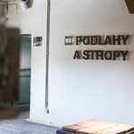 V patře následně odhalíme konstrukce stropů a podlah. Od dob dusané hlíny až po novodobé konstrukce a krytiny.
