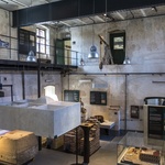 Expozice hrubé stavby s centrálním zavěšeným panelem, díky kterému se můžeme naráz ocitnout pod několika druhy gotických kleneb současně.