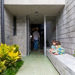 Úzkou parcelu dokonale zabydleli. Architekti vymysleli levná řešení Foto: Pedro Napolitano Prata