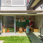 Úzkou parcelu dokonale zabydleli. Architekti vymysleli levná řešení Foto: Pedro Napolitano Prata