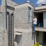 Úzkou parcelu dokonale zabydleli. Architekti vymysleli levná řešení Foto: Pedro Napolitano Prata