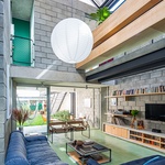 Úzkou parcelu dokonale zabydleli. Architekti vymysleli levná řešení Foto: Pedro Napolitano Prata