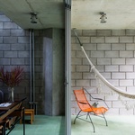 Úzkou parcelu dokonale zabydleli. Architekti vymysleli levná řešení Foto: Pedro Napolitano Prata