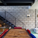 Úzkou parcelu dokonale zabydleli. Architekti vymysleli levná řešení Foto: Pedro Napolitano Prata