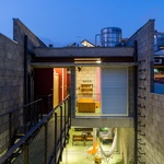 Úzkou parcelu dokonale zabydleli. Architekti vymysleli levná řešení Foto: Pedro Napolitano Prata