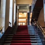 Mramorové schodiště z hotelového lobby do prvního poschodí