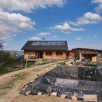 Soběstačný dům u Chocně ze dřeva je nezávislý na sítích