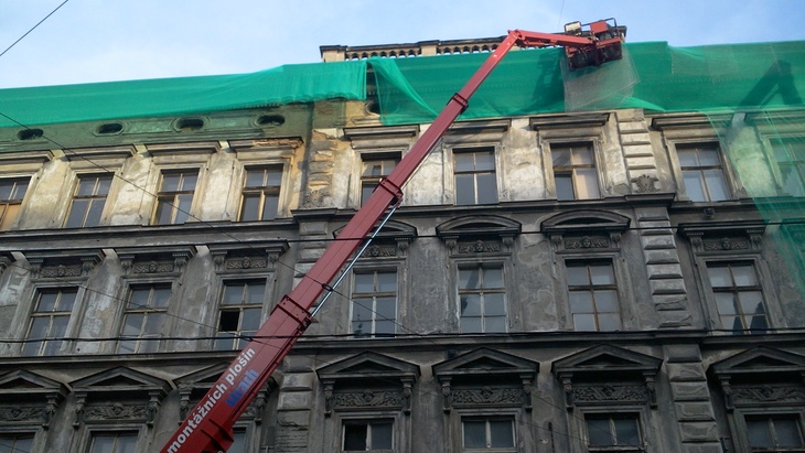 Dlouhodobě kritizovaný historický dům v desolátním stavu na Palachově náměstí v Praze, foto D.Kopačková Dlouhodobě kritizovaný historický dům v desolátním stavu na Palachově náměstí v Praze, foto D.Kopačková