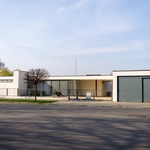 Vila Tugendhat při pohledu z ulice. Nenápadná jednopodlažní hmota, Fotografie: David Židlický
