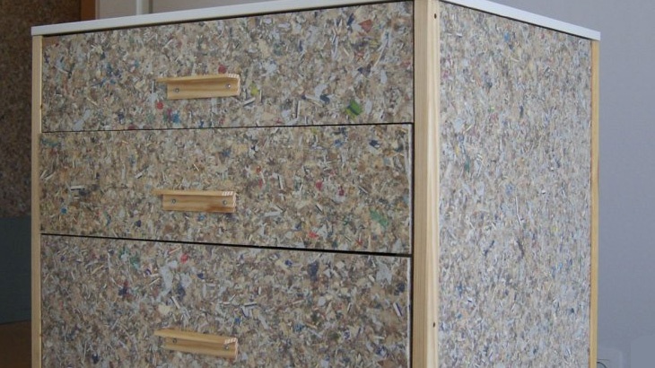 Deskový produkt typu OSB s názvem PACKWALL, vyráběný recyklací nápojových obalů společností Flexibau Deskový produkt typu OSB s názvem PACKWALL, vyráběný recyklací nápojových obalů společností Flexibau