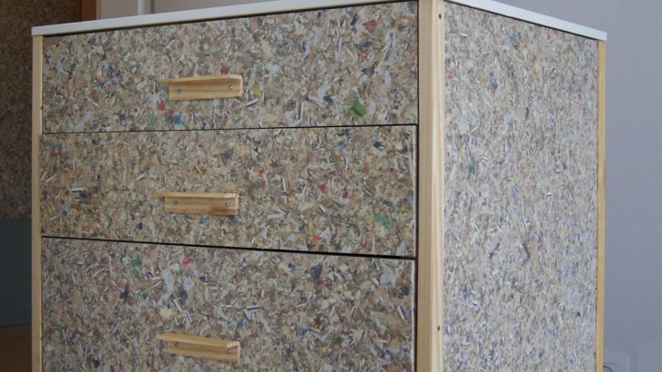 Deskový produkt typu OSB s názvem PACKWALL, vyráběný recyklací nápojových obalů společností Flexibau