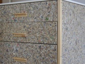 Deskový produkt typu OSB s názvem PACKWALL, vyráběný recyklací nápojových obalů společností Flexibau