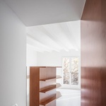 Nábytek na míru místo příček. Jak designové prvky proměnily starý byt Foto: Adriá Goula