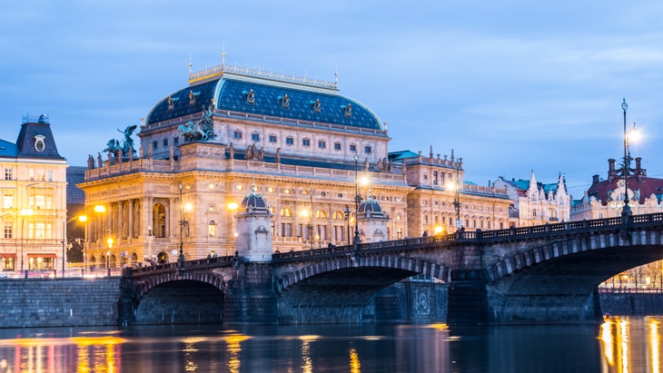 Most legií u Národního Divadla - zdroj: Adobe Stock Most Legií má trhliny v jedné z opěr a do mostu zatéká