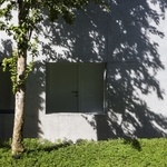 Pro rodinný dům nejsou stromy překážkou. Tvoří jeho přirozenou součást Foto: Hiroyuki Oki