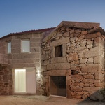 Kamenný dům po dědečkovi si zachoval původní konstrukci. Uvnitř je moderní. Foto:  João Morgado