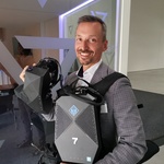 Pavel Sovička se speciálními VR brýlemi a vysoce-výkonným Backpack počítačem HP