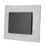 Vypínač DECENTE s rámečkem z betonu a černým krytem  zdroj: OBZOR