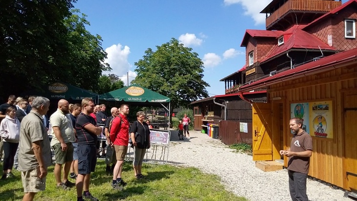 Chata Prašivá - záběr ze slavnostního prvního spláchnutí Nové ekologické WC na nejstarší chatě ve slezských Beskydech