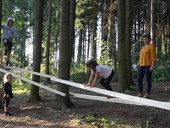 Trutnovský areál Bojiště zkrášlily dřevěné konstrukce navržené studenty