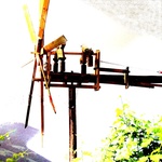 Rakouský větrný ptákoplaš s bubnujícími kladívky a článek z kalendáře časopisu Rolník z roku 1929 s nákresem zařízení se zvonky. (Břetislav Koč)