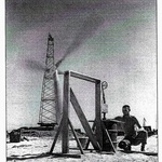 Větrné pračky US Navy – malá pračka s pohonem přes excentr, velká se zalomeným hřídelem na ose rotoru. (Foto archiv U.S. Navy)