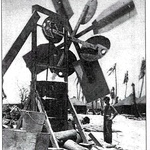 Větrné pračky US Navy – malá pračka s pohonem přes excentr, velká se zalomeným hřídelem na ose rotoru. (Foto archiv U.S. Navy)