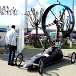 Mechanický větrným rotorem poháněný závodní stroj DTU v expozici Dánské technické univezity na veletrhu větrné energetiky v Kodani. (archiv autora, DTU a U.S. Navy)
