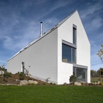 Bílý rodinný dům se sedlovou střechou na větrné hůrce Foto: Filip Šlapal 